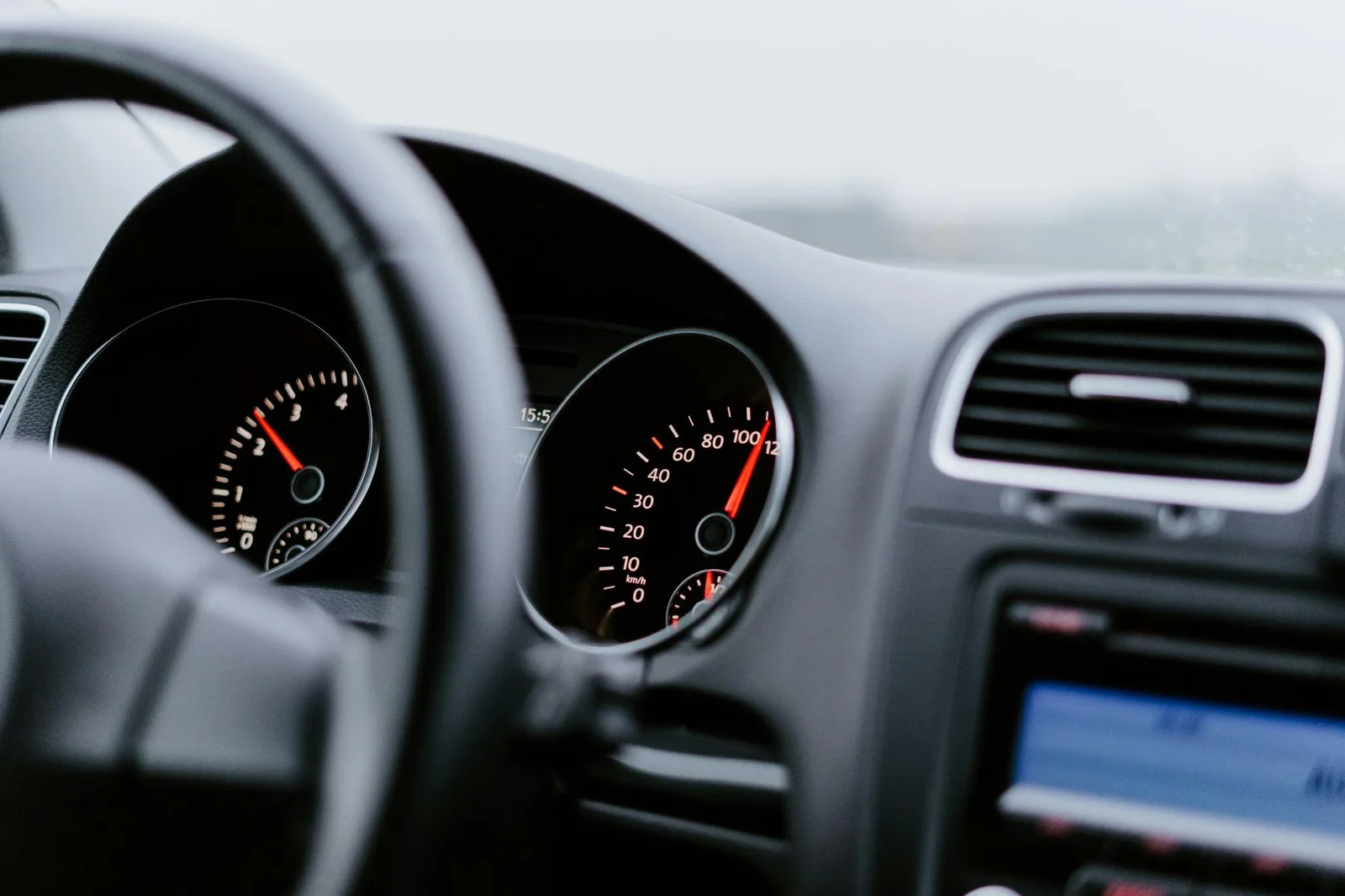 Tableau de bord automobile avec compteur de vitesse
