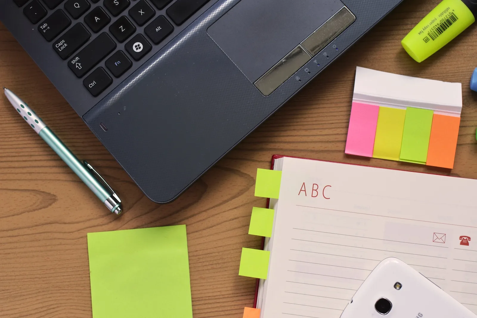 Ordinateur portable, carnet et stylo sur un bureau pour le travail numérique
