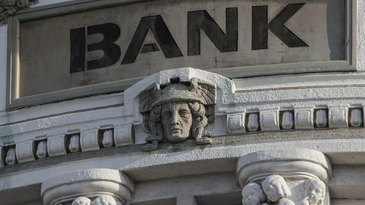 Comment les banques évaluent-elles le dossier d’un emprunteur pour un crédit rapide ?