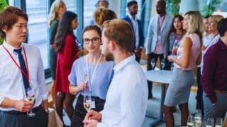 Groupe de personnes lors d'un événement professionnel.