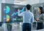 Deux professionnels analysant un écran holographique affichant des graphiques de performance et un CTR en hausse de 18,5 %.