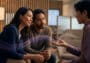 Un homme raconte une histoire à un couple, avec des faisceaux lumineux digitaux reliant leurs interactions.