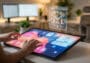 Une personne utilise une tablette tactile avec une interface holographique affichant des statistiques de réseaux sociaux.