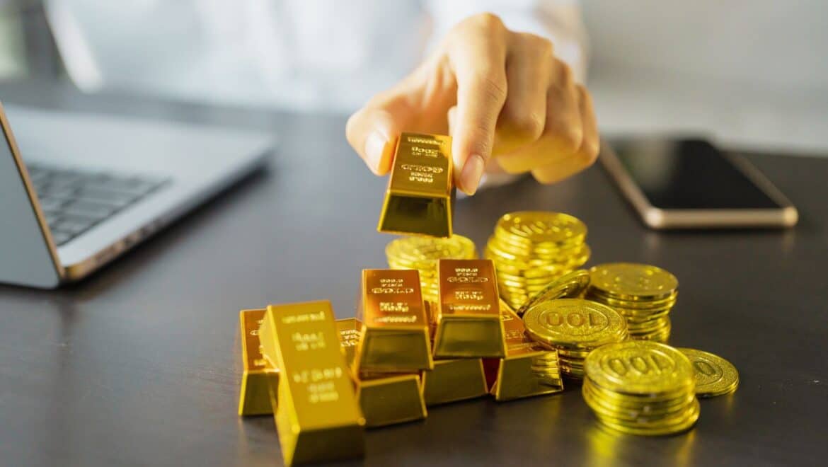 Lingots et pièces d’or sur bureau