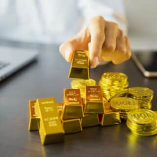 Lingots et pièces d’or sur bureau