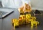 Lingots et pièces d’or sur bureau