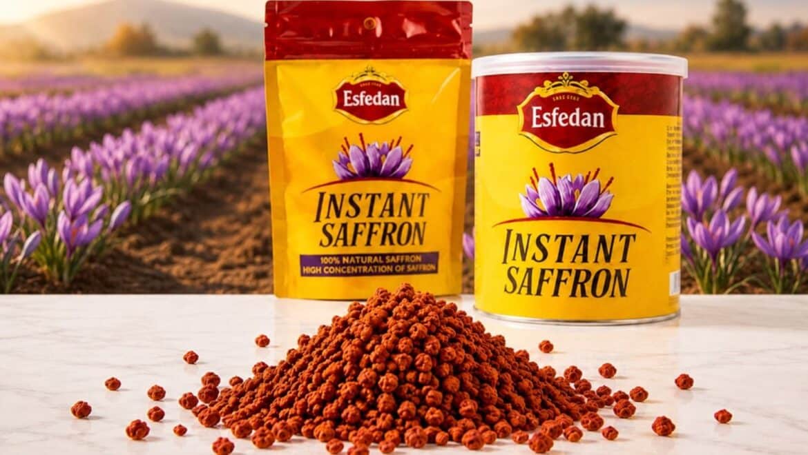 Paquets de safran instantané devant champ de safran