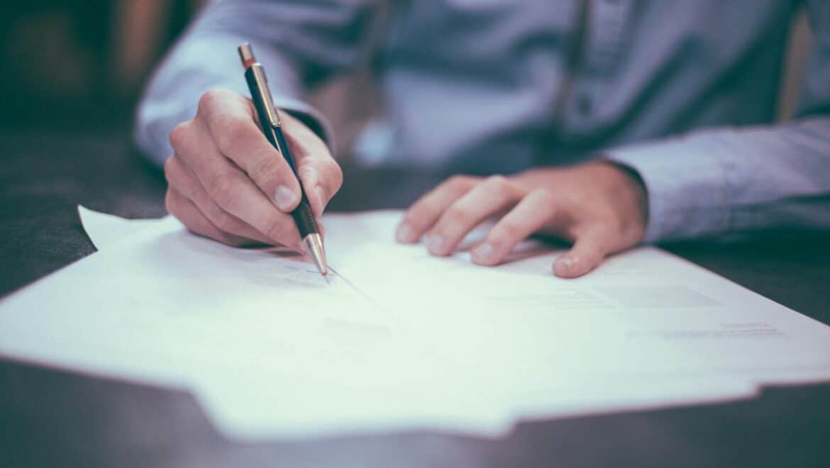 Réunion de gouvernance corporate autour de documents de conformité