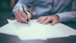 Réunion de gouvernance corporate autour de documents de conformité
