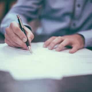 Réunion de gouvernance corporate autour de documents de conformité