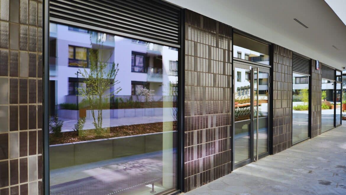 Façade moderne avec grandes baies vitrées