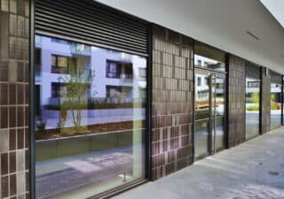 Façade moderne avec grandes baies vitrées