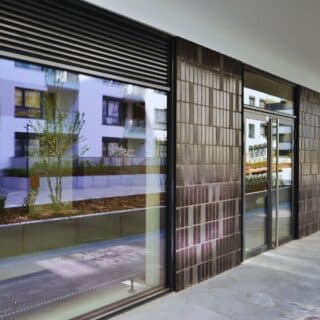 Façade moderne avec grandes baies vitrées