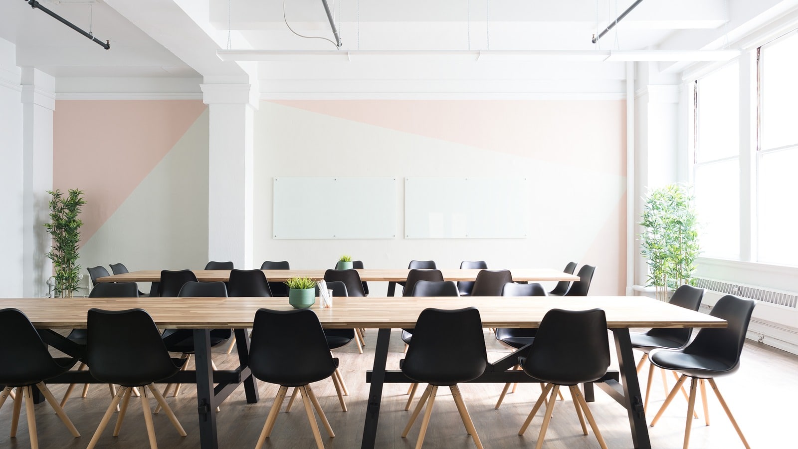 Salle de séminaire en entreprise avec longues tables et chaises