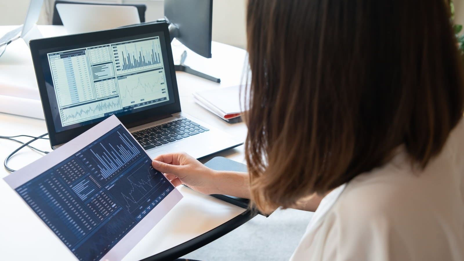 Consultante analysant des simulations financières sur ordinateur avant de se lancer en portage salarial