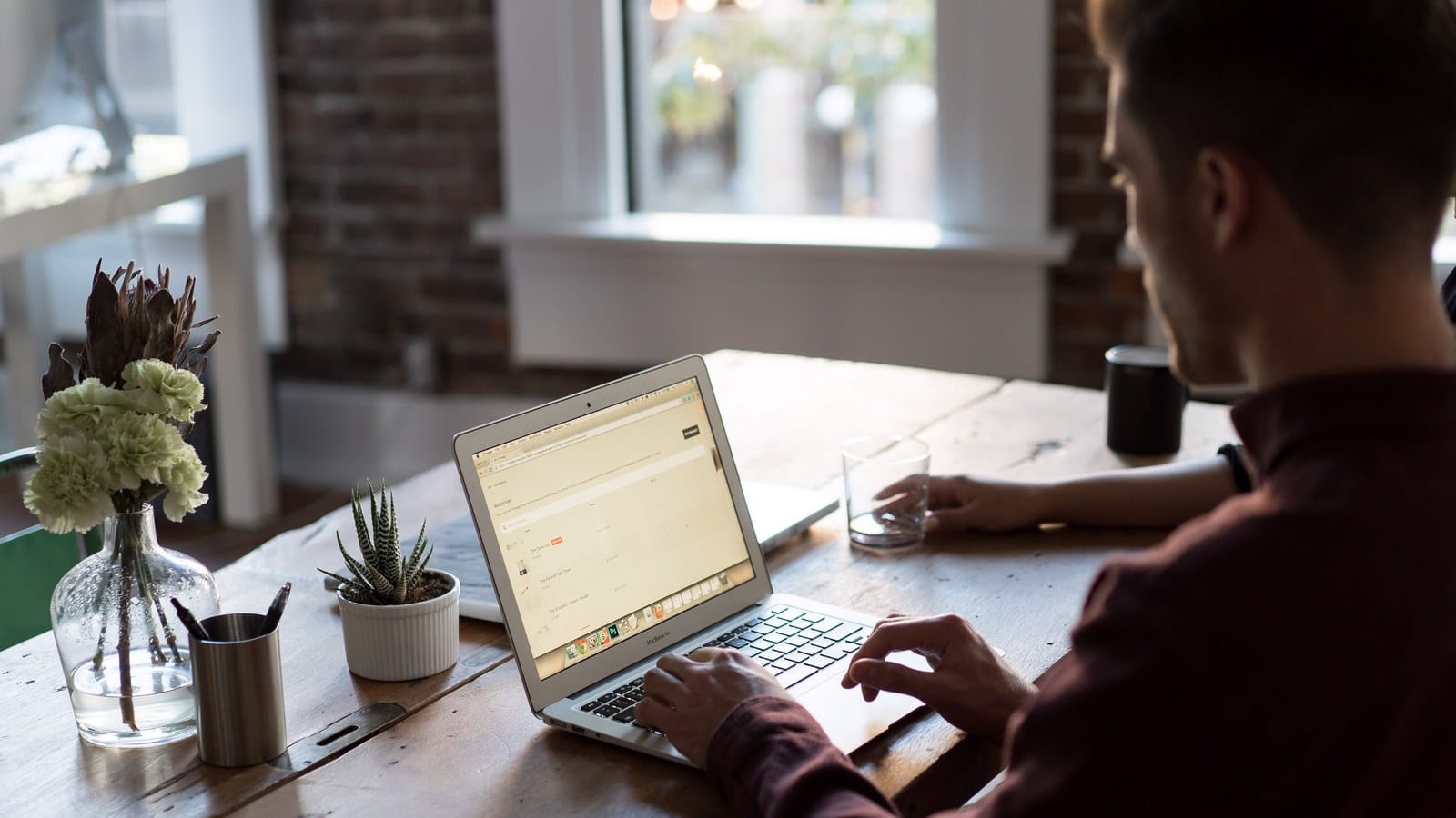 Personne travaillant sur un ordinateur portable dans un bureau