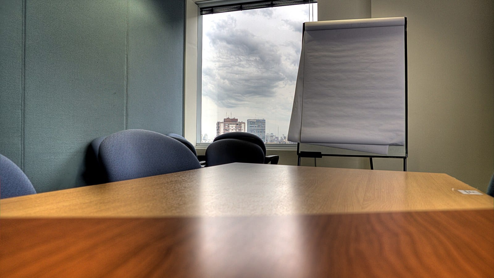 Salle de réunion vide avec table et paperboard