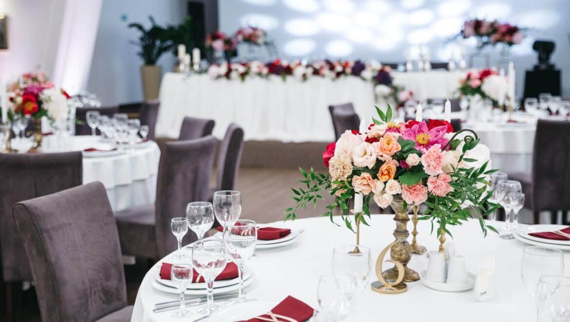 Salle de réception avec tables dressées et mobilier événementiel