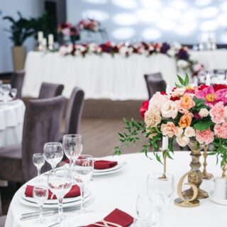 Salle de réception avec tables dressées et mobilier événementiel