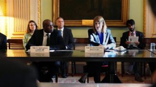 Réunion de cadres autour d'une table de travail