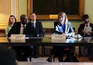 Réunion de cadres autour d'une table de travail